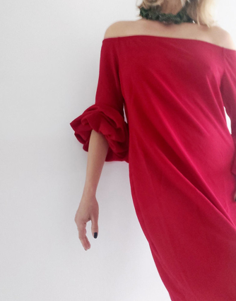 Slika: Crvena off shoulder haljina